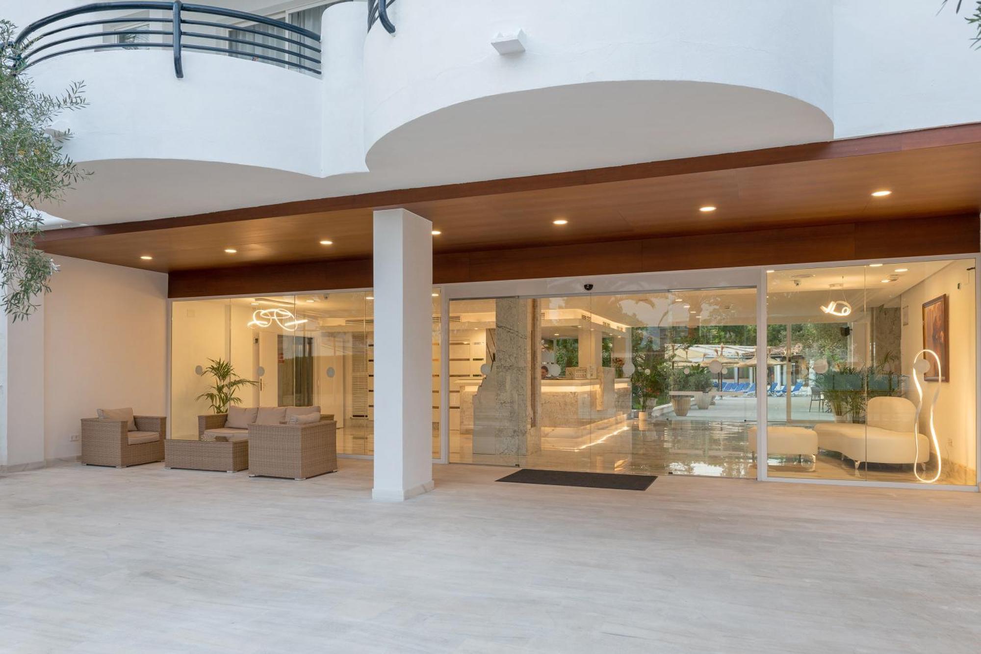 Alcudia Beach Apartments ポルト・ダルクディア エクステリア 写真